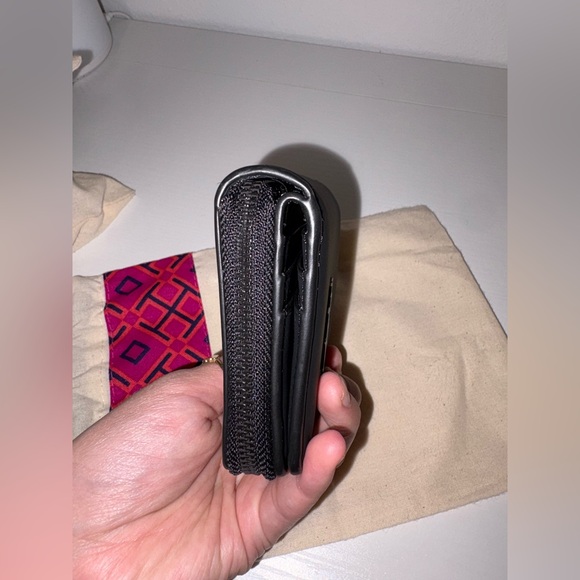 Tory Burch Britten Bifold Logo Zip Coin Leather Wallet in Matte Black - Picture 5 of 5